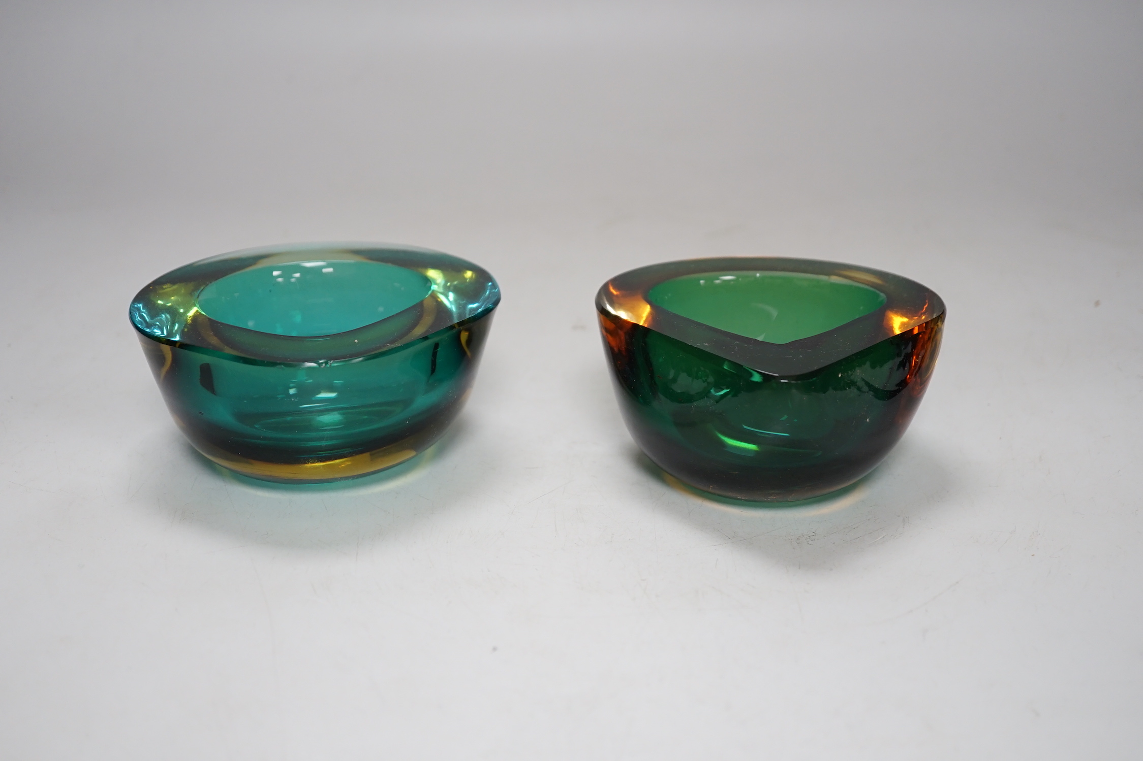 Two Murano Sommerso glass bowls, each 10cm wide